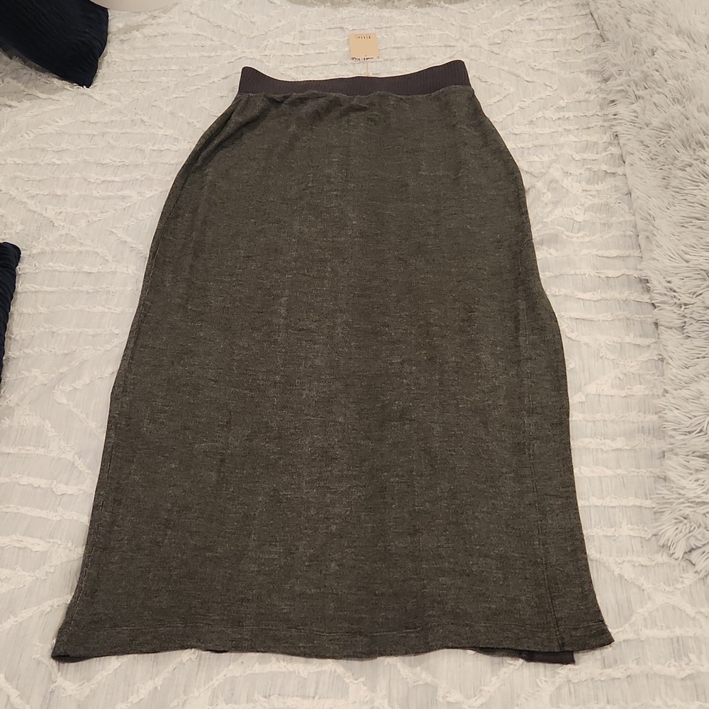 Beautifully soft Heather gray Elie Tahari skirt size M, new with tags!